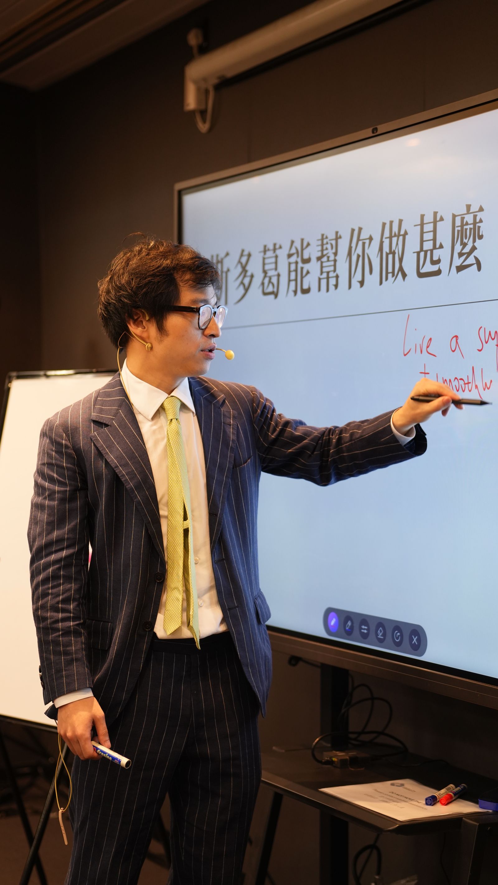 林作站在投影幕旁講課